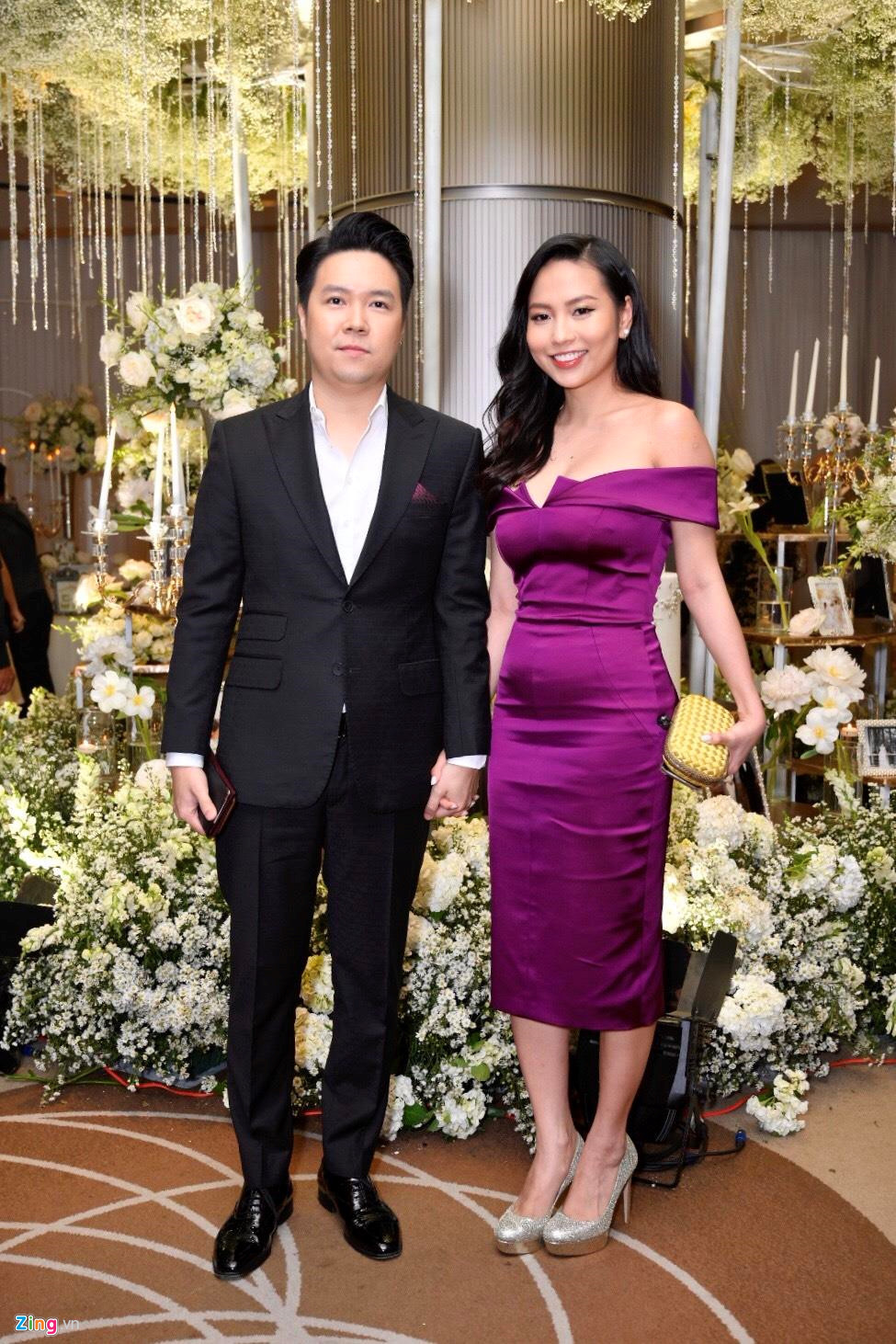 Lê Hiếu nắm chặt tay vợ 9X đến chúc mừng đồng nghiệp. Cả hai mới kết hôn đầu năm 2019.