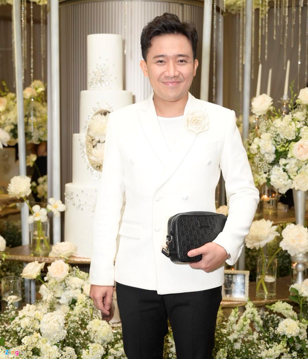 Trong khi các khách mời mặc đúng "dress code", Trấn Thành lại mặc vest trắng. Anh đi tiệc một mình mà không có bà xã Hari Won.