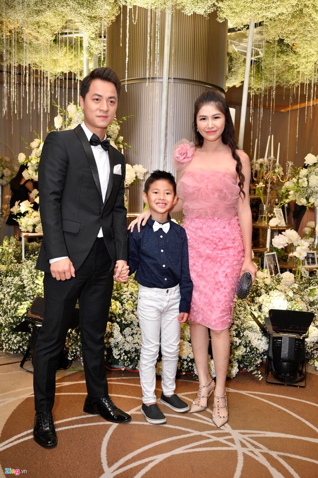 Vợ chồng Đăng Khôi đưa con trai đi tiệc. Đăng Khôi chơi thân với Dương Khắc Linh từ ngày đầu anh về nước hoạt động.