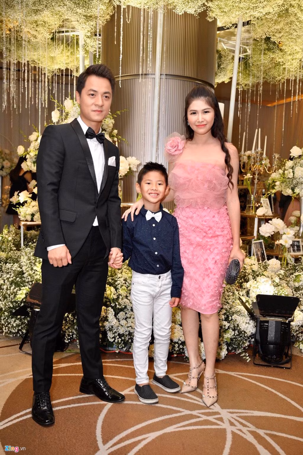 Vợ chồng Đăng Khôi đưa con trai đi tiệc. Đăng Khôi chơi thân với Dương Khắc Linh từ ngày đầu anh về nước hoạt động.