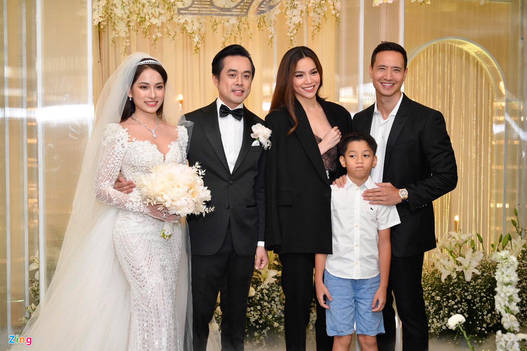 Hồ Ngọc Hà không thể vắng mặt trong sự kiện trọng đại của người đồng nghiệp thân thiết. Nữ ca sĩ và Dương Khắc Linh từng hợp tác ăn ý và tạo nên nhiều bản hit quan trọng trong sự nghiệp của Hồ Ngọc Hà. Cô đến tiệc cưới Dương Khắc Linh cùng bạn trai Kim Lý và con trai Subeo.