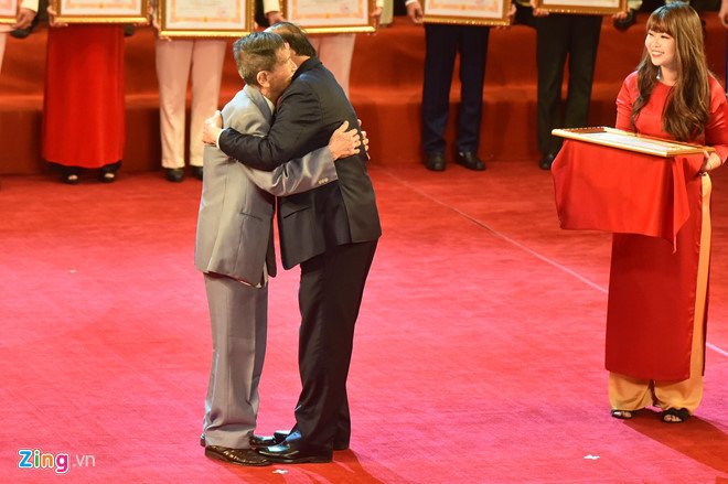 Nghệ sĩ xúc động khi nhận danh hiệu NSND sau nhiều năm. NSND cho biết mắt kém, sức khỏe yếu ông cũng tới nhận danh hiệu vì đây là sự ghi nhận đáng trân trọng. “Danh hiệu NSND, NSƯT là phần thưởng cao quý nhất mà Đảng và Nhà nước ta dành tặng cho các đại diện tiêu biểu nhất trong đội ngũ văn nghệ sĩ cả nước. Đây là những nghệ sĩ luôn luôn rèn luyện, trưởng thành và không ngừng sáng tạo cho sự nghiệp diễn xuất, được đồng nghiệp và nhân dân tin yêu. Các đồng chí là lực lượng tin cậy, trung thành của Đảng và nhân dân, có lòng yêu nước nồng nàn, có tài năng nghệ thuật xuất sắc, không ngừng cống hiến và tâm huyết với nghề nghiệp”, Thủ tướng Nguyễn Xuân Phúc nhấn mạnh.