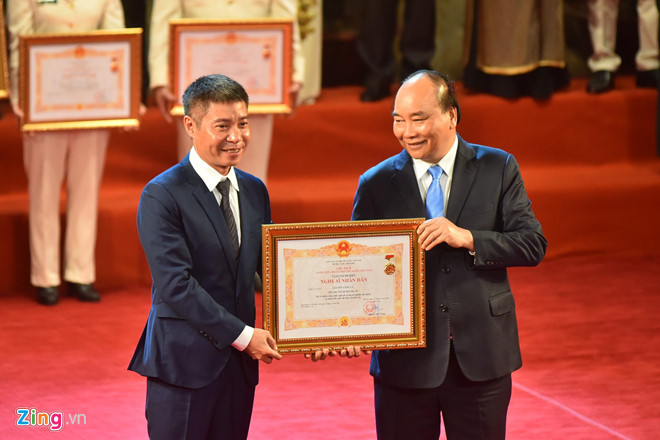 Nghệ sĩ Công Lý chia sẻ khi nhận danh hiệu NSND: “Tôi cảm thấy rất vui và tự hào khi đóng góp của bản thân được Nhà nước công nhận. Tuy nhiên, tôi phải nỗ lực nhiều trong công việc, trong làm nghề. Còn về ý kiến trái chiều thì tôi không nghĩ bởi mọi thứ còn do duyên”.