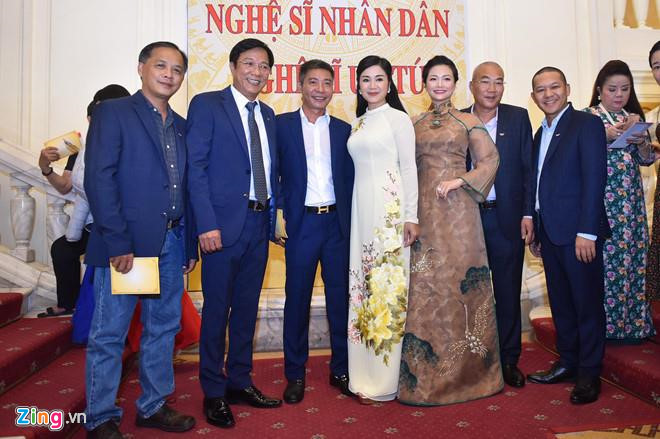 Quay phim Về nhà đi con Xuân Phương, đạo diễn Trọng Trinh, Công Lý, Thu Hà, Kiều Anh và đạo diễn Về nhà đi con Danh Dũng xuất hiện trên thảm đỏ. Danh sách phong tặng danh hiệu NSND theo Quyết định số 1359/QĐ-CTN có 79 cá nhân, trong đó có nhiều tên tuổi quen thuộc, được công chúng yêu mến như diễn viên Trần Hạnh, Trung Anh, Trọng Trinh, Minh Hằng, Công Lý, Thu Hà, Kim Xuân, nghệ sĩ chèo Thanh Ngoan, nghệ sĩ cải lương Minh Vương, Thanh Tuấn...