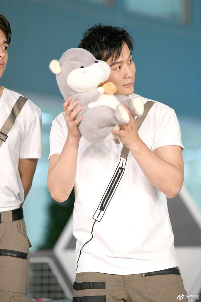 Ly Than xuong phong do, nhin gia di 10 tuoi hau chia tay-Hinh-4