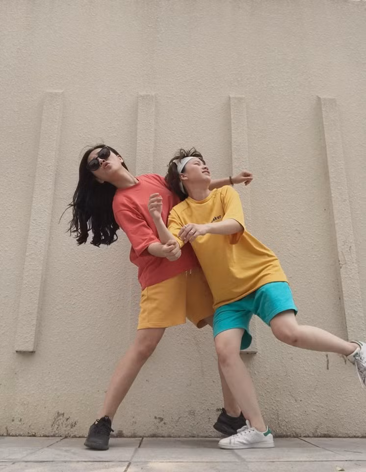 Thu Quỳnh và Bảo Hân tạo dáng nhí nhảnh.