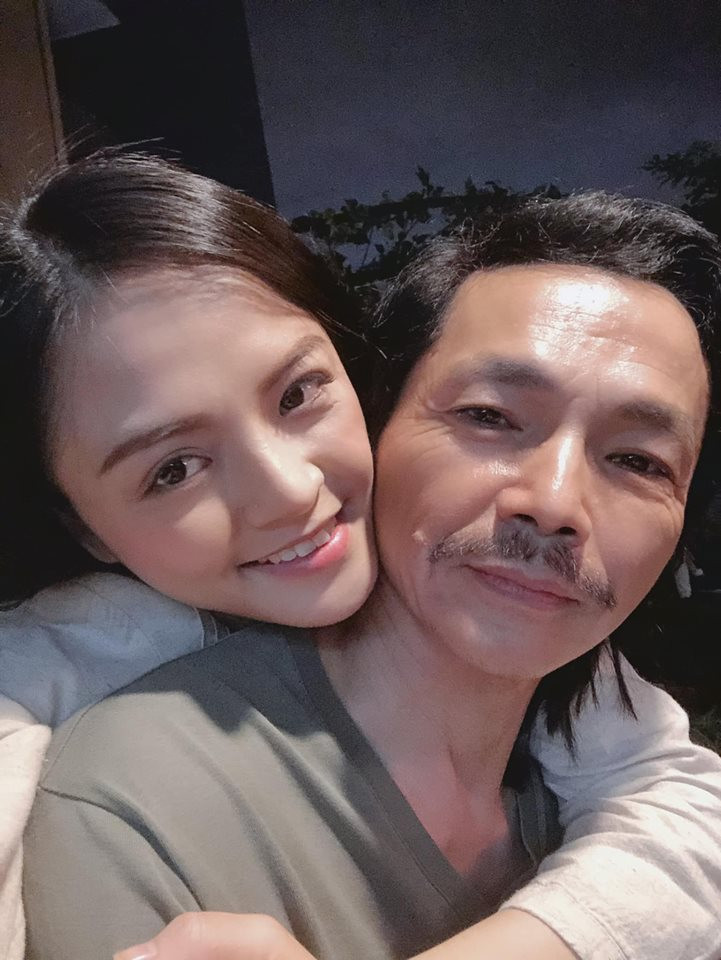 Diễn viên Thu Quỳnh thân thiết với NSƯT Trung Anh. Trong phim "Về nhà đi con", họ là cha con. Điều thú vị là trước đó, trong một bộ phim khác, họ từng vào vai một cặp vợ chồng.