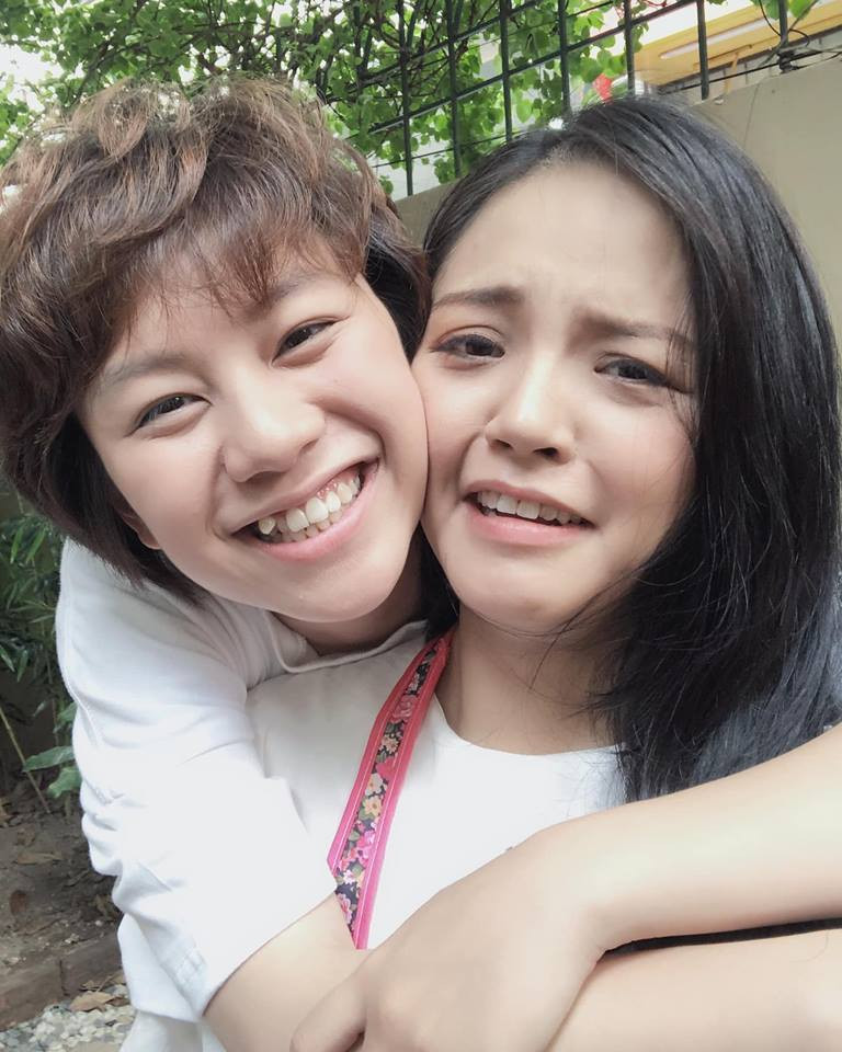 Bảo Hân và Thu Quỳnh thân thiết trong quá trình quay "Về nhà đi con". Trong phim, họ vào vai chị em ruột.