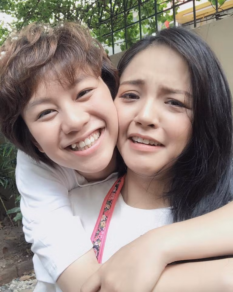 Bảo Hân và Thu Quỳnh thân thiết trong quá trình quay "Về nhà đi con". Trong phim, họ vào vai chị em ruột.