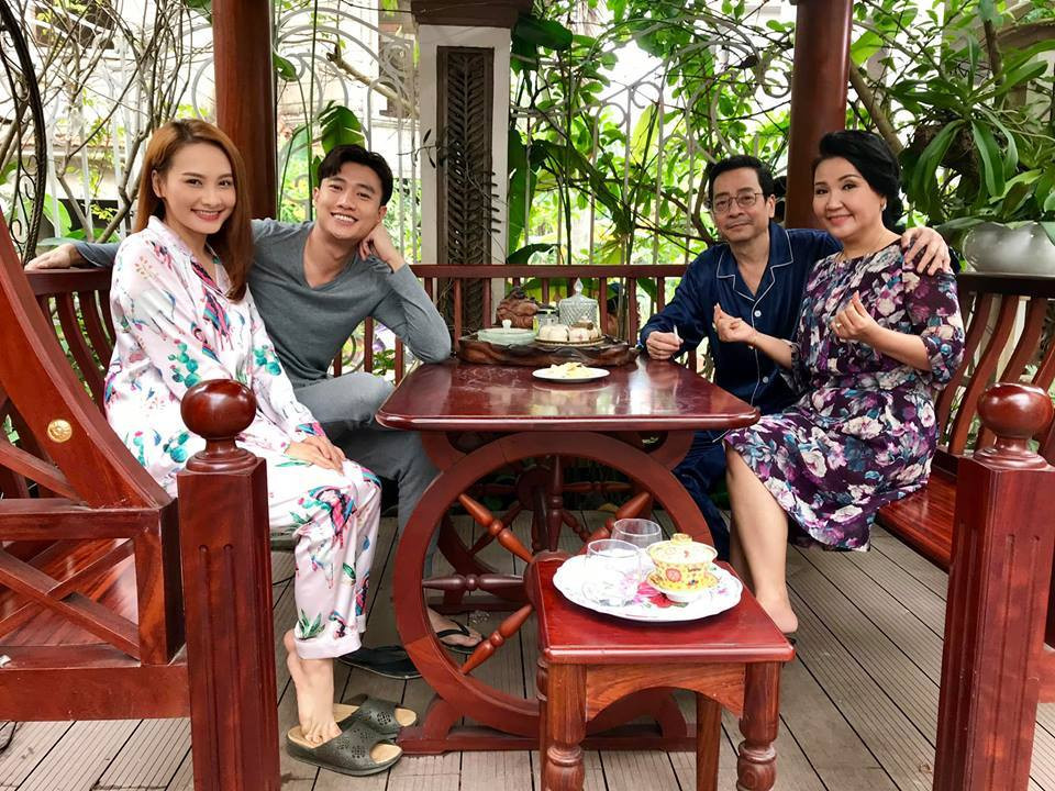 Diễn viên Hồng Đào "bắn tim" trong hậu trường một cảnh quay.