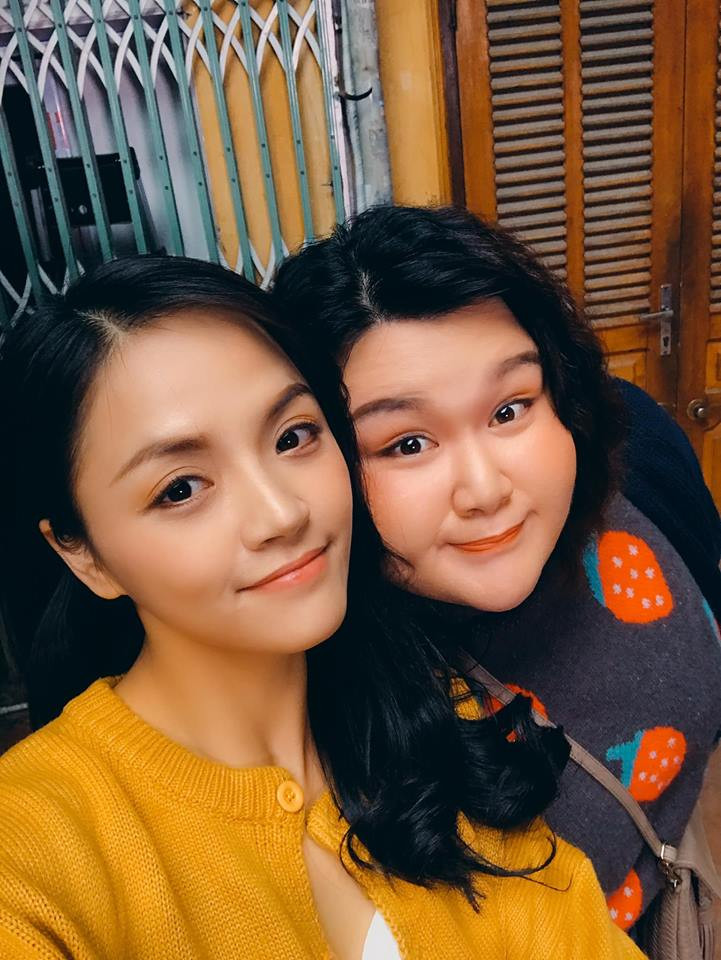 Diễn viên Thu Quỳnh và Ngô Thủy Tiên. Trong phim, họ vào vai chị dâu em chồng, xung khắc với nhau như nước với lửa. Tuy nhiên, họ lại rất thân thiết trong quá trình quay phim. Trong lần chia sẻ với phóng viên báo VTC News, Ngô Thủy Tiên cho hay Thu Quỳnh đem lại cho chị rất nhiều cảm xúc khi diễn chung. Trong mỗi cảnh quay, hai chị em tung hứng rất ăn ý.