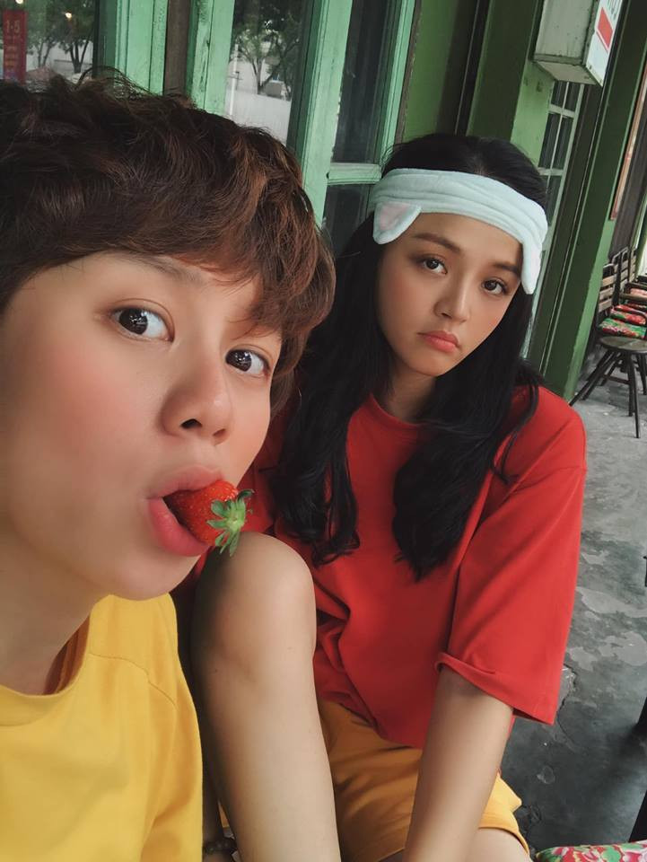 Cặp đôi liên tục có những hành động nhí nhảnh khi chụp ảnh chung.