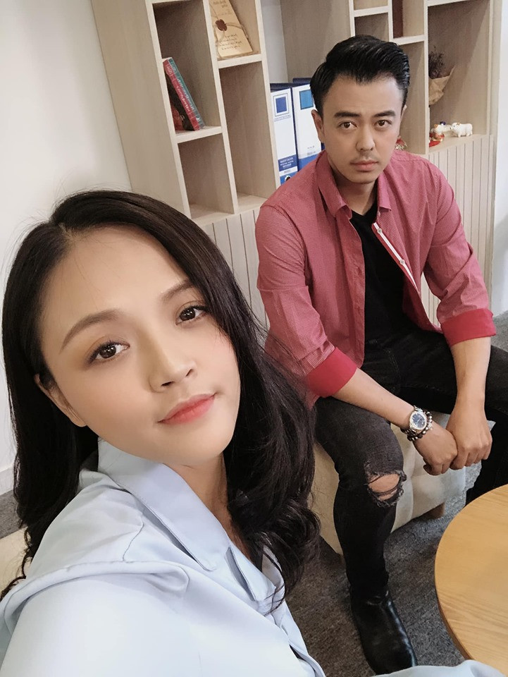 Diễn viên Thu Quỳnh chụp ảnh cùng với Tuấn Tú. Trong phim, Thu Quỳnh vào vai Huệ - con gái lớn của ông Sơn. Còn Tuấn Tú vào vai ông Quốc - bố của Bảo Bảo. Có thông tin cho rằng, trong những tập cuối của phim "Về nhà đi con" cặp đôi này nảy sinh tình cảm với nhau.