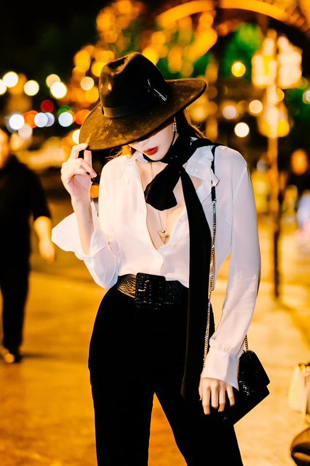 Cô "khoe" bản thân đã mặc được đồ size S mà vẫn bị rộng.