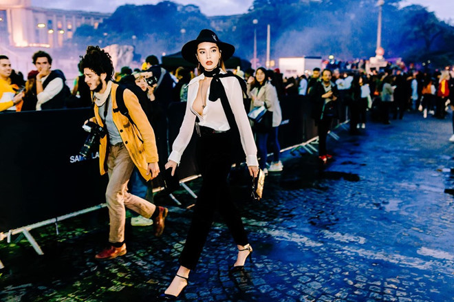 "Paris hôm nay trời âm u, mưa và lạnh. Thường thì thời tiết như này, lòng mình sẽ cảm thấy buồn, nhưng lúc này mình lại không cảm thấy như thế một chút nào. Vậy có phải là mình đang vui không?" - Kỳ Duyên nói về chuyến đi mới nhất của cô.