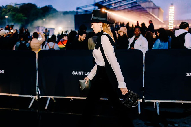 Khi Hoa hậu Kỳ Duyên chia sẻ loạt ảnh trên trang cá nhân, cô được khen mix đồ tối giản, không diêm dúa nhưng có điểm nhấn. Tuy nhiên, bên cạnh đó cũng có ý kiến cho rằng gu mặc của Hoa hậu Việt Nam 2014 ngày càng táo bạo. Cô thường xuyên lựa chọn váy áo cúp ngực hoặc xẻ sâu nhằm tôn vòng một.