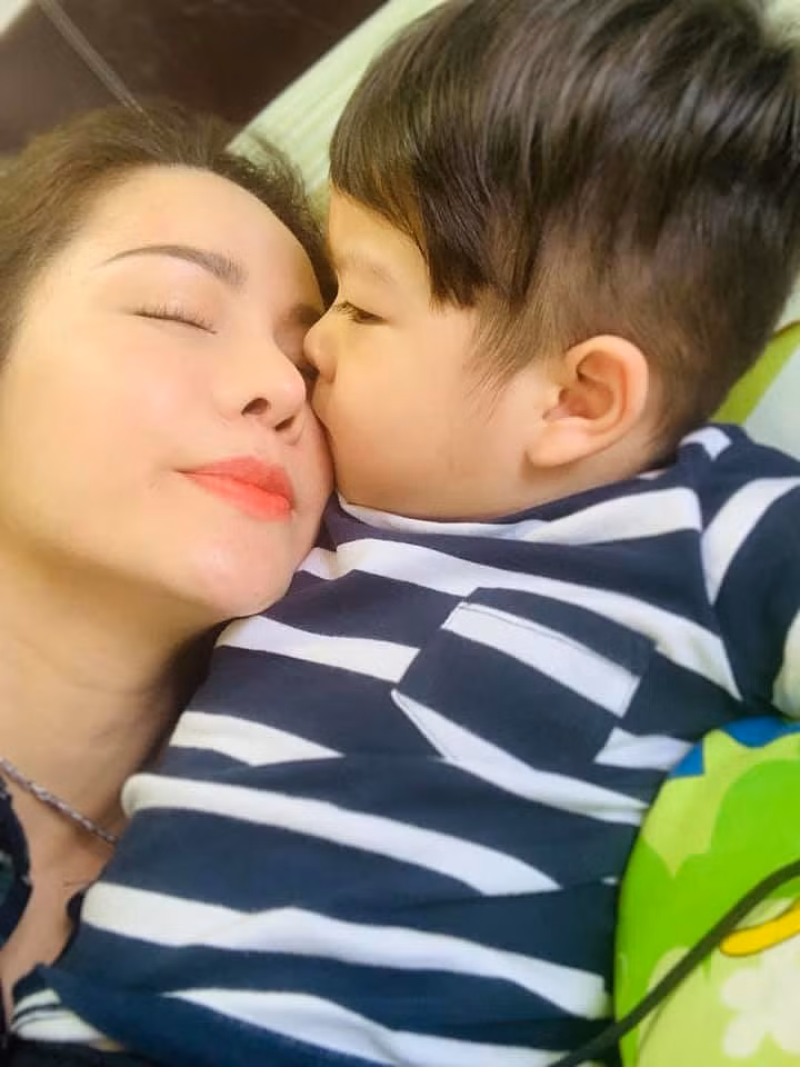 Nhat Kim Anh dau xot phai song xa con sau ly hon