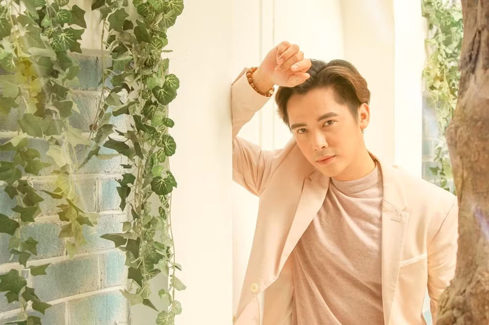 Hoc tro Dam Vinh Hung tung bi ru qua dem gia 2.000 USD