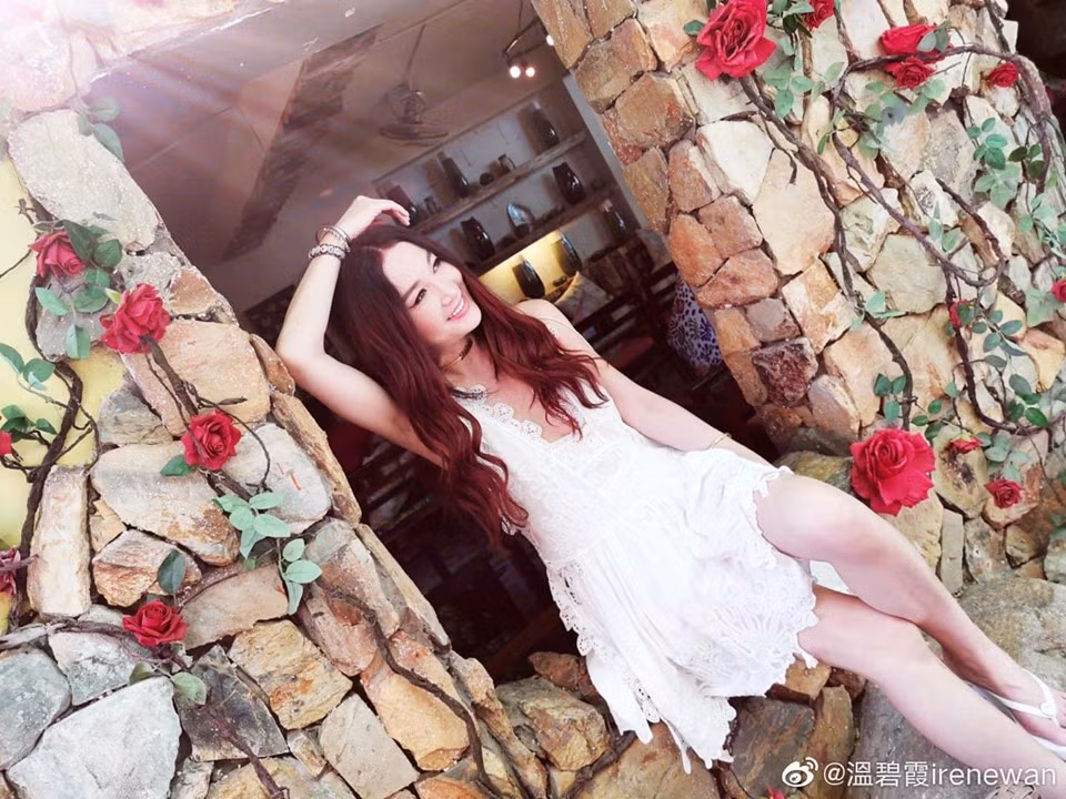 Điều đặc biệt là dòng chú thích: "Sự lãng mạn phong cách Pháp của Nha Trang". Mỹ nhân nức tiếng một thời đã có chuyến du lịch đáng nhớ tại thành phố biển xinh đẹp của Việt Nam.