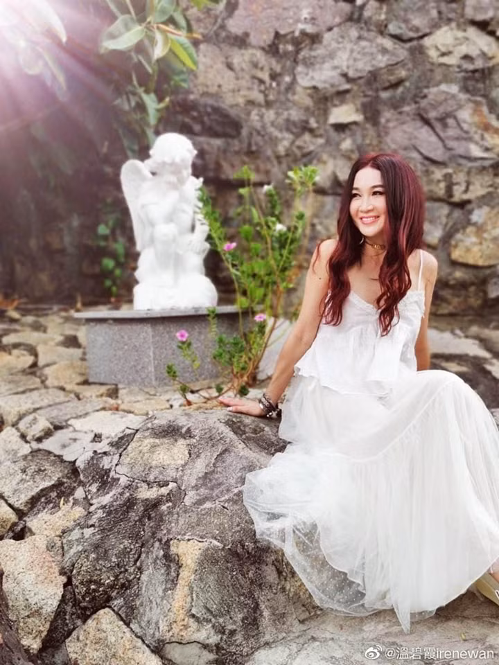 Vài ngày trước, người đẹp cũng đã thực hiện chụp ảnh sách tại đảo Saipan (Mỹ) và tên bộ sách ảnh được đặt theo nhân vật Ôn Bích Hà thể hiện trong phim "Bông hồng lửa" (1992). Bộ ảnh Ôn Bích Hà được thực hiện theo hơi hướng quyến rũ, gợi cảm. Nữ diễn viên không ngại chụp ảnh bán nude tái hiện các nhân vật mà cô từng đảm nhận.