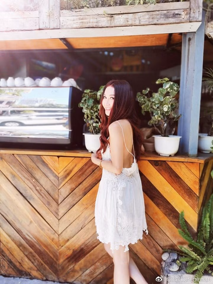 Ôn Bích Hà cũng từng được mệnh danh là "mỹ nhân cảnh nóng" bởi không ngại ngần đóng những cảnh "yêu thật" hay cảnh nhạy cảm trên phim.