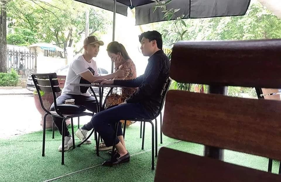 Bảo Thanh đăng tải trên trang cá nhân bức ảnh cô cùng diễn viên Anh Vũ, Quốc Trường trong một quán cà phê. Nữ diễn viên thì ôm mặt trong khi hai bạn diễn còn lại khá căng thẳng. Kèm theo bức ảnh, Bảo Thanh viết: "3 mặt 1 lời cho xong đi". Dòng chữ này khiến fan đoán rằng về sau, Dũng và Thư thích nhau, Vũ biết được ghen tuông, khó chịu.