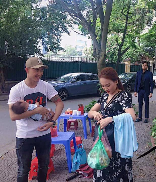 Ở một phân cảnh khác, Dũng (Anh Vũ) rạng rỡ khi bế con của Thư. Vũ trông thấy từ xa tỏ thái độ khó chịu.
