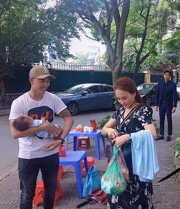 Ở một phân cảnh khác, Dũng (Anh Vũ) rạng rỡ khi bế con của Thư. Vũ trông thấy từ xa tỏ thái độ khó chịu.