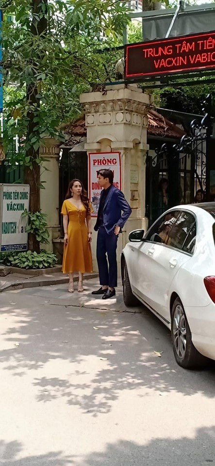 Hình ảnh Quốc Trường đứng cạnh diễn viên Quỳnh Nga cũng nhận được nhiều chú ý.