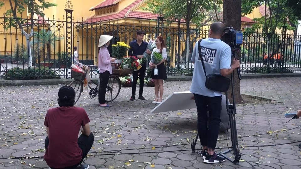 Cặp đôi này cùng nhau mua hoa trên phố.