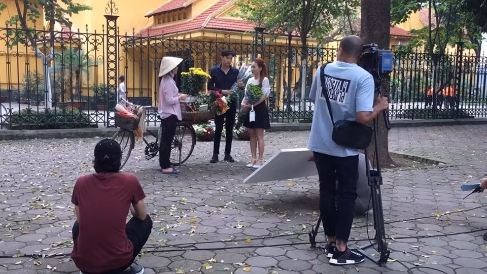 Cặp đôi này cùng nhau mua hoa trên phố.