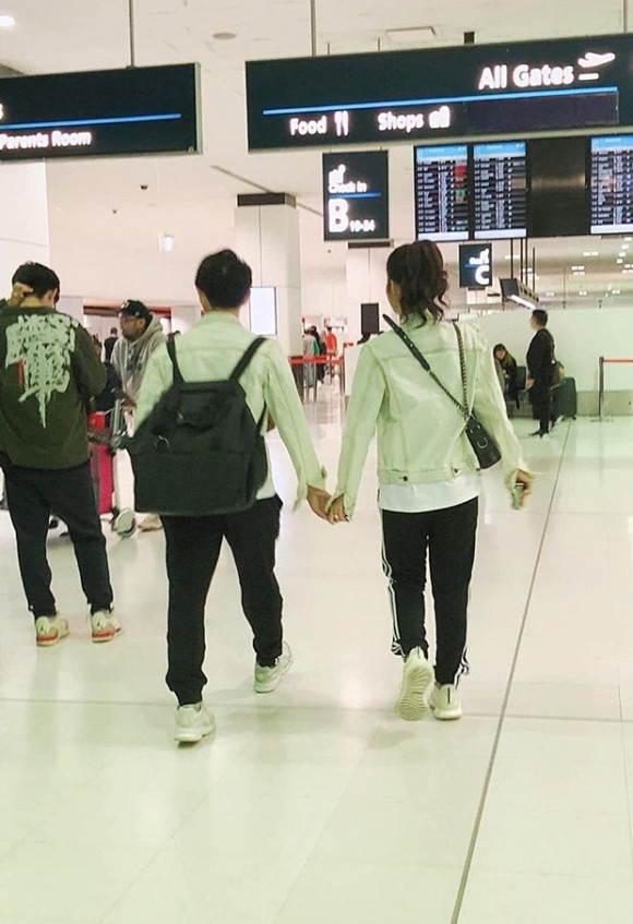 Dong Nhi - Ong Cao Thang cuc tinh o san bay sau chuyen di chup anh cuoi