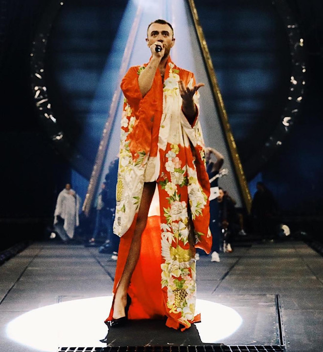 Sao nam mặc váy và đi giày cao gót ngay cả khi biểu diễn trên sân khấu. Chủ nhân hit Lay Me Down tiết lộ anh có đam mê với thời trang phái nữ từ nhỏ. “Tôi yêu giày cao gót và sở hữu rất nhiều đôi giày ở nhà”, nam ca sĩ chia sẻ với tờ Sunday Times.