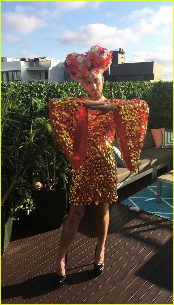 Kể từ khi công khai là người đồng tính vào năm 2014, Sam Smith không còn "gò mình" trong những bộ suit chỉn chu mà thoải mái thể hiện niềm đam mê với váy áo và giày cao gót. Vào ngày đầu tiên của năm 2018, anh không những mặc váy mà còn đội chiếc mũ lớn kết từ hoa tươi. Nam ca sĩ có xu hướng ưa chuộng các mẫu váy có màu sắc nổi bật hoặc thiết kế lấp lánh.