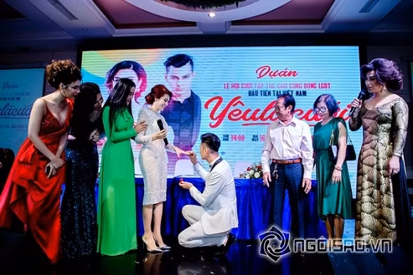 Vo chong Lam Khanh Chi mang nhan cuoi gia gia 200 nghin-Hinh-3