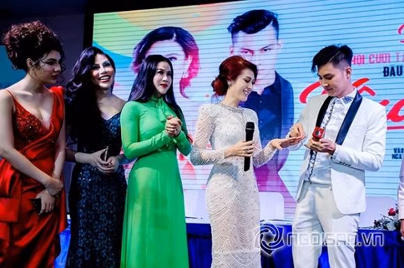 Vo chong Lam Khanh Chi mang nhan cuoi gia gia 200 nghin-Hinh-4