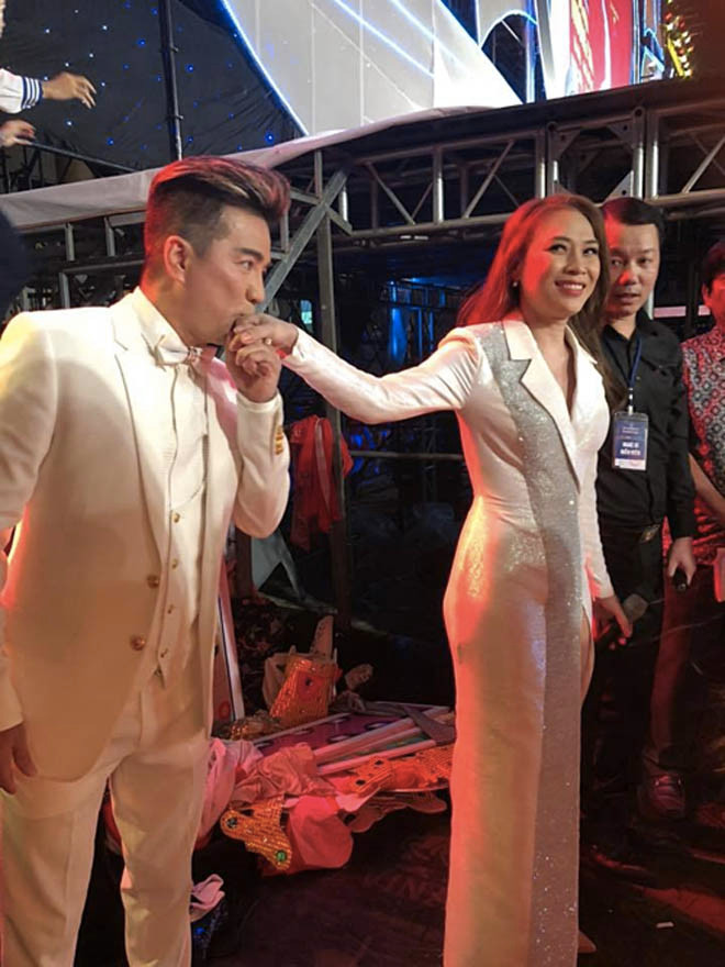 Ngoài ra, trong những lần đứng chung sân khấu song ca cùng Mỹ Tâm, “ông hoàng nhạc Việt” cũng từng có những cử chỉ tình cảm, thậm chí “cầu hôn” không giống ai khi đứng trước “người tình trong mộng”.