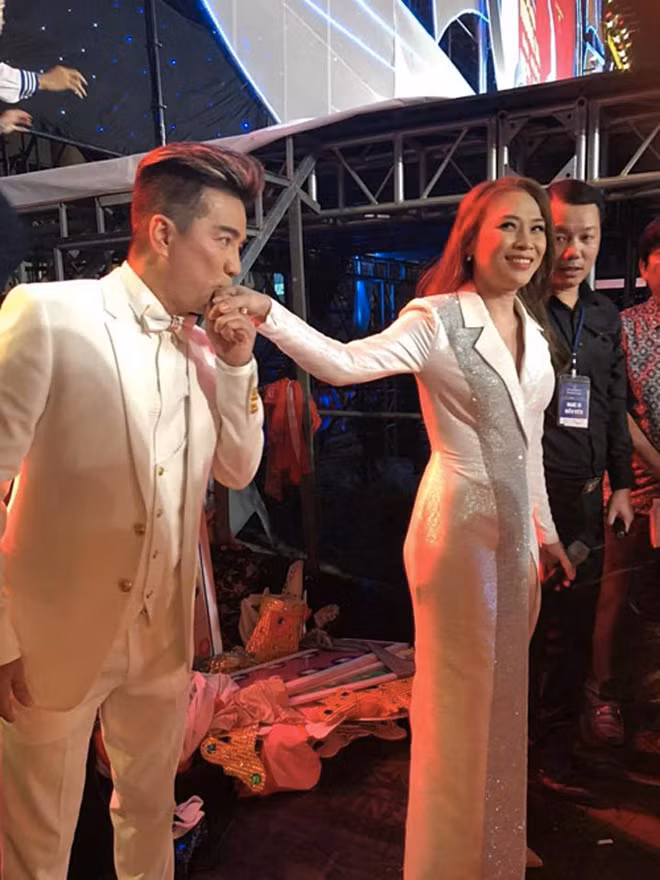 Ngoài ra, trong những lần đứng chung sân khấu song ca cùng Mỹ Tâm, “ông hoàng nhạc Việt” cũng từng có những cử chỉ tình cảm, thậm chí “cầu hôn” không giống ai khi đứng trước “người tình trong mộng”.