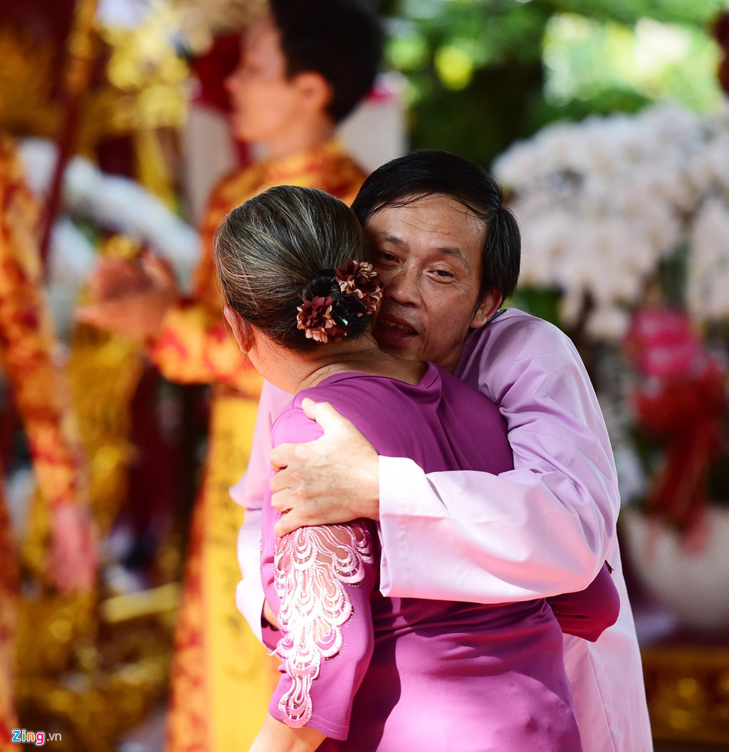 Bat cuoi cach nghe si Hoai Linh noi voi ke gian o ngay gio To-Hinh-4