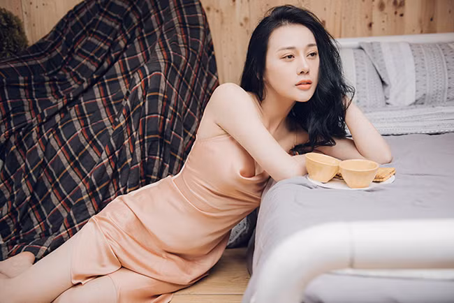 Ngoài đời, Phương Oanh là một diễn viên có tài năng, tham gia các vai diễn đa dạng.