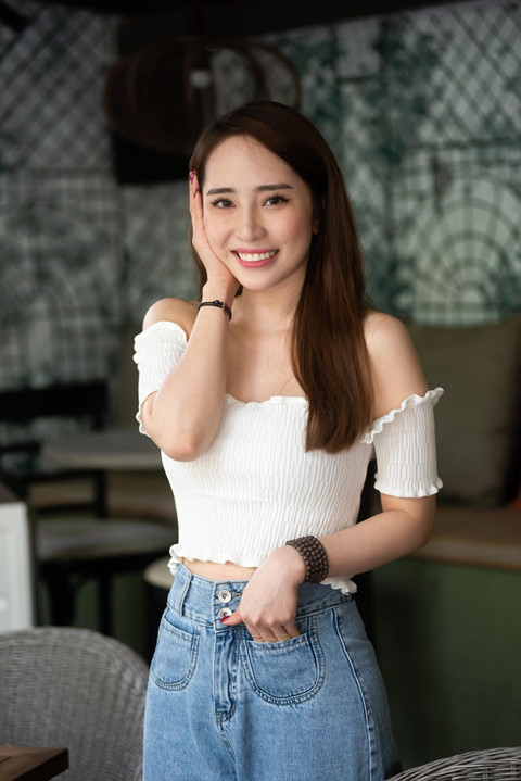 Tâm sự về cuộc sống hôn nhân, Quỳnh Nga thừa nhận cô đã yêu sai cách, nhường nhịn quá nhiều: "Khi yêu, chúng ta hãy có quan điểm rõ ràng ngay từ đầu. Mình yêu nhiều, sống vì người ta, rồi đến khi mình nâng cái tôi lên một chút, họ không quen".