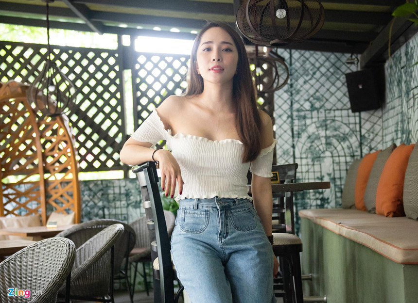 "Tôi nhận ra cuộc sống không chỉ màu hồng, mà còn pha nhiều màu khác, giống như cầu vồng vậy. Tôi tin khi mình đi qua quãng đời này, sẽ có quãng đời tươi đẹp khác đang đợi mình. Có chăng duyên của chúng tôi chỉ đến đây thôi", Quỳnh Nga giãi bày.