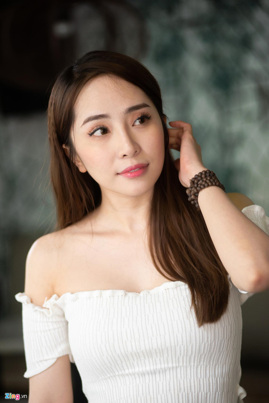 Diễn viên Quỳnh Nga chia sẻ trước mắt, cô tập trung cho lĩnh vực điện ảnh, còn ca hát cô chưa nghĩ đến. Nữ diễn viên cảm thấy vui vì đang được là chính mình. Trước đây, khi lập gia đình, cô gạt tất cả công việc, sự nghiệp sang một bên để xây dựng tổ ấm. Cô sẵn sàng ở nhà, kinh doanh thêm, đứng sau ủng hộ người đàn ông của mình.