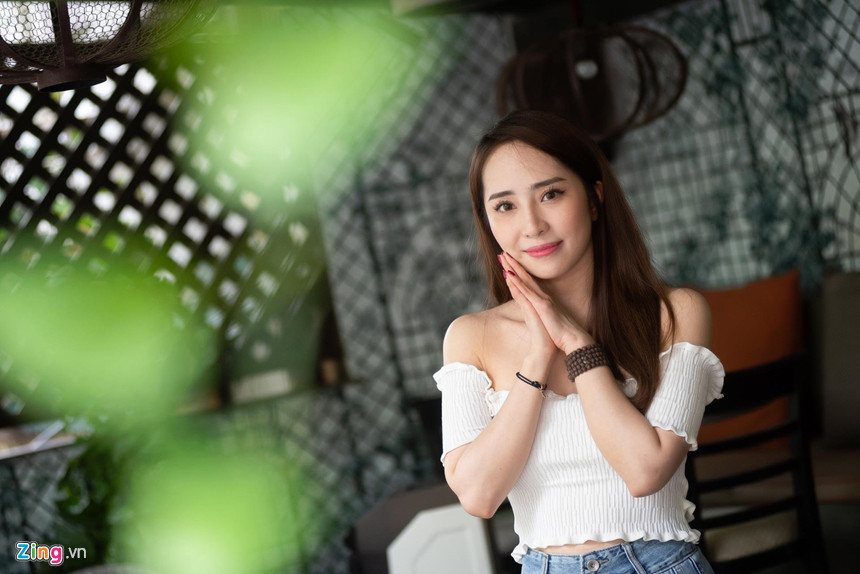 Không còn vướng bận chuyện gia đình, Quỳnh Nga bắt đầu quay lại hoạt động nghệ thuật. 11 năm sau Lập trình cho trái tim, cô tái ngộ khán giả với vai Nhã trong Về nhà đi con. Đây là nhân vật con giáp thứ mười ba xen vào mối quan hệ của cặp Thư - Vũ. Quỳnh Nga tâm sự dù là vai phản diện, cô không sợ bị "ném đá" và đã chuẩn bị sẵn tâm lý.