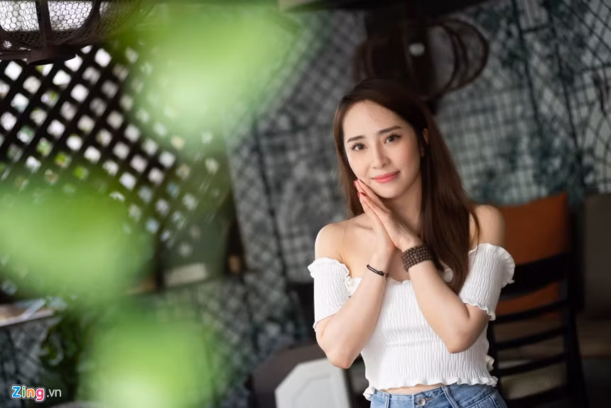 Không còn vướng bận chuyện gia đình, Quỳnh Nga bắt đầu quay lại hoạt động nghệ thuật. 11 năm sau Lập trình cho trái tim, cô tái ngộ khán giả với vai Nhã trong Về nhà đi con. Đây là nhân vật con giáp thứ mười ba xen vào mối quan hệ của cặp Thư - Vũ. Quỳnh Nga tâm sự dù là vai phản diện, cô không sợ bị "ném đá" và đã chuẩn bị sẵn tâm lý.