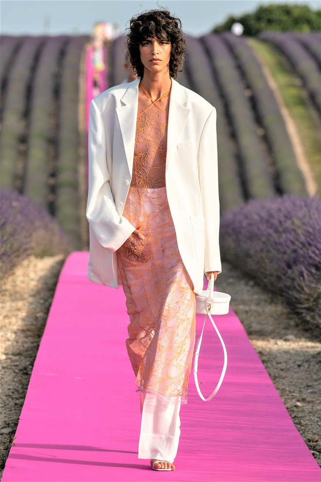 Tất cả người mẫu nữ diễn thời trang trong show đều không mặc nội y. Một chân dài trình diễn bộ suit trắng mix&amp;match với váy cổ yếm chất liệu xuyên thấu. Theo thông tin, đây là item được nhà mốt Pháp hoàn tất đầu tiên.