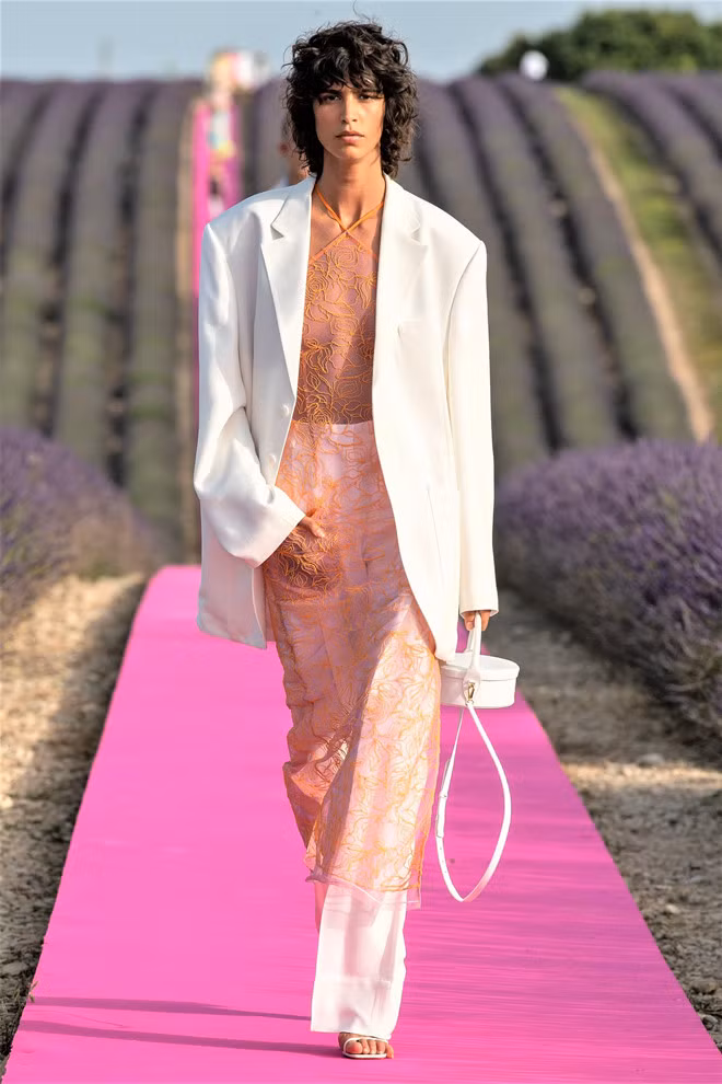 Tất cả người mẫu nữ diễn thời trang trong show đều không mặc nội y. Một chân dài trình diễn bộ suit trắng mix&amp;match với váy cổ yếm chất liệu xuyên thấu. Theo thông tin, đây là item được nhà mốt Pháp hoàn tất đầu tiên.