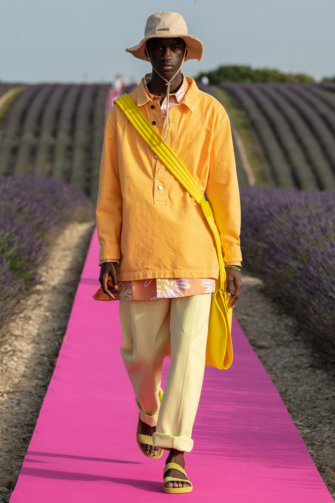 "Quá trình chuẩn bị cho show diễn thời trang rất khó khăn. Ê-kíp của tôi làm việc liên tục trong điều kiện khắc nghiệt. Đến giờ tôi vẫn cảm thấy thật điên rồ khi nghĩ lại", Jacquemus chia sẻ.