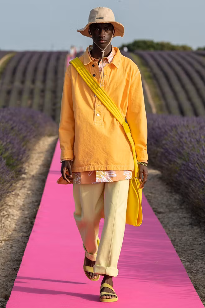 "Quá trình chuẩn bị cho show diễn thời trang rất khó khăn. Ê-kíp của tôi làm việc liên tục trong điều kiện khắc nghiệt. Đến giờ tôi vẫn cảm thấy thật điên rồ khi nghĩ lại", Jacquemus chia sẻ.