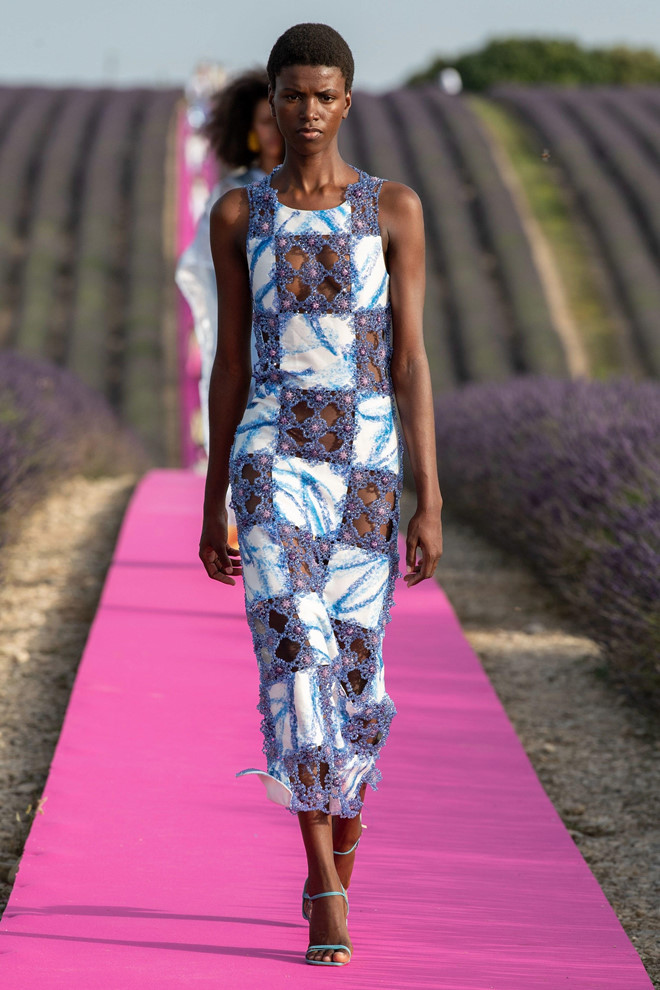 Thêm chút lấp lánh trên trang phục từ những viên đá pha lê. Theo WWD, lần này Jacquemus đã hợp tác với hãng trang sức Swarovski để mang đến 385.000 viên pha lê đính kết trên trang phục, giày, túi xách, hoa tai, vòng tay và mũ.